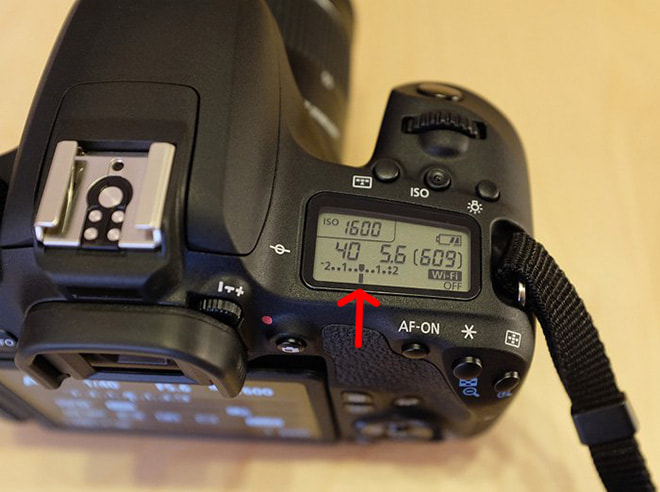 Anzeige für Belichtungskorrektur und Belichtungsmessung auf dem Schulterdisplay einer Canon EOS 77D